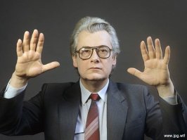 Кто помнит эти славные времена,то посмотрев на фото Чумака
всегда почувствует мурашки по спине
Нынешним неграмотным,учиться и учиться!
