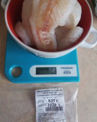 Вставлю свои комментарии:
1. Рыба очень приличная и соответствует весу. У минтая низкая влагоудерживающая способность и при разморозке он отдает влагу. Не путайте глазурь-защитную корку сверху, и внутреннюю влагу. Есть ГОСТ по определению глазури, по нему с рыбы не размораживая струей прохладной воды снимают ледяную корочку.
2. На иммитации креветки из сурими все написано! И что вариант блюда, и что имитация. Где обман
3. У девушки в платье либо корма больше платья, либо она другу отправила и спросила, тебе нравится?