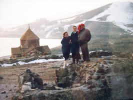1989 год. после землетрясения в Спитаке.у нас получилось доехать до озера(не было топлива).сказочная красота. вода изумрудного цвета.