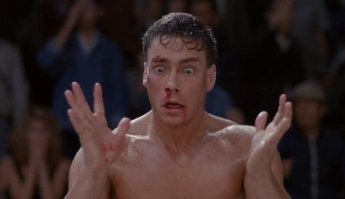 Боец зверски прыгнул на голову своего противника, и сразу пожалел об этом