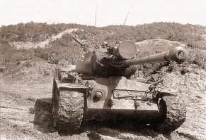 Корея.
Предпоследнее фото - весна 51-го, М46-е, подбитые китайскими "добровольцами" при контрнаступлении.
Еа последней - М46 с прожектором Дж.Электрик. Против ночных атак "добровольцев"