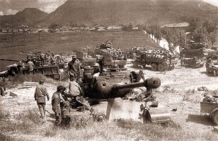 Корея.
Предпоследнее фото - весна 51-го, М46-е, подбитые китайскими "добровольцами" при контрнаступлении.
Еа последней - М46 с прожектором Дж.Электрик. Против ночных атак "добровольцев"