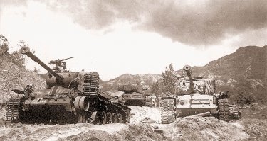 Корея.
Предпоследнее фото - весна 51-го, М46-е, подбитые китайскими "добровольцами" при контрнаступлении.
Еа последней - М46 с прожектором Дж.Электрик. Против ночных атак "добровольцев"