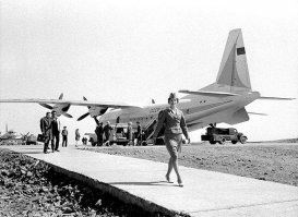 "...И нас обратно к прошлому ведет 
Вся стройная как "ТУ"
Та стюардесса мисс Одесса 
Похожая на весь гражданский флот.":)