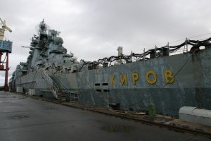 Как сообщает FlotProm, госкорпорация «Росатом» намерена потратить не более 150 миллионов рублей на разработку проекта распила корабля, который в настоящее время с невыгруженным ядерным топливом находится на северодвинском заводе «Звездочка». Как ожидается, утилизация корабля завершится до конца 2016 года.
Крейсер «Киров» пока является единственным кораблем проекта 1144, который решено отправить на распил. По оценке военного ведомства, модернизация корабля обошлась бы бюджету слишком дорого, потому что на крейсере установлено устаревшее несерийное оборудование. Кроме того, в 2015 году «Кирову» исполняется 35 лет с момента постройки; восстановление корпуса крейсера, силовой установки и разных элементов конструкции также стоит дорого.