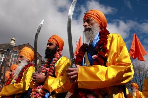 Странно что не ножом зарезала..Она сикх, а они всегда с мечами.