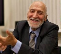 Рабочий из Кении наматывает кабель 