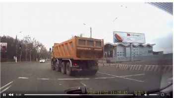 Да ещё с правого ряда!