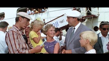 Журналист в порту.