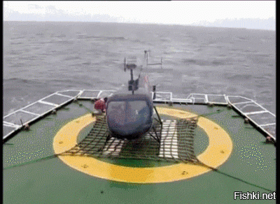 Посадка вертолета на палубу патрульного фрегата во время шторма 