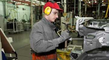 И все таки в Калуге собирают на некоторых участках по старинке. Молоточком, там где не стыкуется.