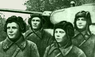 Лавриненко с экипажем у машины. 
34-57