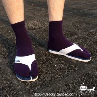 Во что обуты женщины - полицейские? Что-то напоминает.