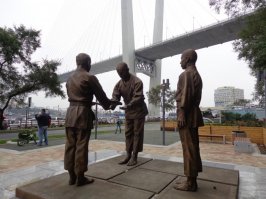 Отлитые из бронзы фигуры борцам дзюдо России и Японии и тигрят привезли на набережную Цесаревица во Владивостоке.

Поводом для создания оригинального памятника стал исторический факт, что дзюдо в России впервые появилось именно во Владивостоке благодаря нашему земляку и легендарному спортсмену Василию Ощепкову. Долгие годы он обучался этому виду единоборства в Японии, а в 1914 году, уже будучи мастером, организовал первый кружок дзюдо во Владивостоке. Располагалась секция в сохранившемся до сих пор здании спортклуба (ныне это Спортивный центр морской и физической подготовки ФАУ МО РФ ЦСКА на Корабельной набережной, 21). Василий Ощепков стал первым европейцем – обладателем черного пояса дзюдо.

В июле 1917 года во Владивостоке состоялось историческое событие: в город приехала целая группа воспитанников японского высшего коммерческого училища из города Отару во главе со своим преподавателем Хидетеси Томабеци. Были организованы поединки между японскими дзюдоистами и спортсменами местного кружка, посмотреть на которые собралось немало публики. Особенно интересным стал бой самого Василия Ощепкова и сенсея Хидетеси Томабеци. Этот поединок и лег в основу композиции скульптурной группы.