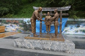 Отлитые из бронзы фигуры борцам дзюдо России и Японии и тигрят привезли на набережную Цесаревица во Владивостоке.

Поводом для создания оригинального памятника стал исторический факт, что дзюдо в России впервые появилось именно во Владивостоке благодаря нашему земляку и легендарному спортсмену Василию Ощепкову. Долгие годы он обучался этому виду единоборства в Японии, а в 1914 году, уже будучи мастером, организовал первый кружок дзюдо во Владивостоке. Располагалась секция в сохранившемся до сих пор здании спортклуба (ныне это Спортивный центр морской и физической подготовки ФАУ МО РФ ЦСКА на Корабельной набережной, 21). Василий Ощепков стал первым европейцем – обладателем черного пояса дзюдо.

В июле 1917 года во Владивостоке состоялось историческое событие: в город приехала целая группа воспитанников японского высшего коммерческого училища из города Отару во главе со своим преподавателем Хидетеси Томабеци. Были организованы поединки между японскими дзюдоистами и спортсменами местного кружка, посмотреть на которые собралось немало публики. Особенно интересным стал бой самого Василия Ощепкова и сенсея Хидетеси Томабеци. Этот поединок и лег в основу композиции скульптурной группы.