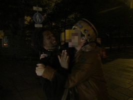 Я тут недавно взорвал ORDNUNG в голове у знакомого немца.
Устав от быта, детей и повседневности решил дня 4 побухать в комфортных условиях. На сайте немецкого лоукостера нашел билеты до Мюнхена за 6 000 руб туда обратно. И полетел. Вообще без багажа. Зубную щетку положил в карман.  Виза была. Длинный греческий Шенген.   
Поселился у знакомых из экономии. Ходил бухать с другом, который работает там по контракту на BASF. Опасаясь переборщить, пива не пил. Пил местное вино, но мне это не помогло. Ходили бухать в Augustiner Bräustuben. Там нет толп туристов, как в Хофбройхаусе. Ну на второй вечер я набубырился винцом и меня заклинило спереть корзинку для бретцелей. Это такие крендели к пиву. Два раза меня ловили. Но я когда выпью, то хитрым становлюсь. В третий раз спрятал корзинку на спине под курткой и выгнулся, сделав вид,что я пузатый. Прокатило. 
На пути домой нес её на голове и ко мне докопались какие-то негры с вопросом - "А как тебе удалось спистить эту корзинку? Мы сто раз пытались. Не получилось".
Ну я и брякнул - "Вы в зеркало сначала посмотрите, а потом корзинки тырьте". 
Конфликт короче. Но почти без потерь. Прохожие встали на мою сторону и мы победили.
Пришел домой и хозяин дома, немец до мозга костей стал мне читать нотации. "Колья, ти идьёт. Зачем ти украл корзинку? Её можьно къюпить. Тьебя могли сапрать в полизей. Тьебя могли лишить виза."  Сил говорить с ним у меня не было и я завалился спать.
На следующий вечер я упаковал корзинку в пакет и намылился опять идти в пивную.
Хозяин дома переполошился - "Колья, ты куда понес корзинка? Продать?"
Я ответил, что вернуть в пивную, т.к. она, судя по всему дорогая и у официантов могут быть проблемы. А удовольствие я уже получил.  
Немец кричал - "Колья!!!  Ты гроссе идьёт. Если ти украл корзинку и кража удалась, то зачем её нести обратно? Ти точно попадешь в полизей".
Короче, когда я принес корзинку в Augustiner Bräustuben с извинениями, меня горячо поблагодарили за сознательность и от руководства заведения я получил литровый кувшин вина. А потом еще литровый кувшин вина от официантов. Каждый кувшин стоил по меню около 20 евро.
Когда я пьяный приплелся домой, немец потребовал объяснений. Ну я ему все кратко и рассказал.
Спёр корзинку, вернул корзинку - бухаешь на халяву за счет заведения.
Вы бы слышали как он чертыхался!