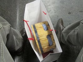 Я тут недавно взорвал ORDNUNG в голове у знакомого немца.
Устав от быта, детей и повседневности решил дня 4 побухать в комфортных условиях. На сайте немецкого лоукостера нашел билеты до Мюнхена за 6 000 руб туда обратно. И полетел. Вообще без багажа. Зубную щетку положил в карман.  Виза была. Длинный греческий Шенген.   
Поселился у знакомых из экономии. Ходил бухать с другом, который работает там по контракту на BASF. Опасаясь переборщить, пива не пил. Пил местное вино, но мне это не помогло. Ходили бухать в Augustiner Bräustuben. Там нет толп туристов, как в Хофбройхаусе. Ну на второй вечер я набубырился винцом и меня заклинило спереть корзинку для бретцелей. Это такие крендели к пиву. Два раза меня ловили. Но я когда выпью, то хитрым становлюсь. В третий раз спрятал корзинку на спине под курткой и выгнулся, сделав вид,что я пузатый. Прокатило. 
На пути домой нес её на голове и ко мне докопались какие-то негры с вопросом - "А как тебе удалось спистить эту корзинку? Мы сто раз пытались. Не получилось".
Ну я и брякнул - "Вы в зеркало сначала посмотрите, а потом корзинки тырьте". 
Конфликт короче. Но почти без потерь. Прохожие встали на мою сторону и мы победили.
Пришел домой и хозяин дома, немец до мозга костей стал мне читать нотации. "Колья, ти идьёт. Зачем ти украл корзинку? Её можьно къюпить. Тьебя могли сапрать в полизей. Тьебя могли лишить виза."  Сил говорить с ним у меня не было и я завалился спать.
На следующий вечер я упаковал корзинку в пакет и намылился опять идти в пивную.
Хозяин дома переполошился - "Колья, ты куда понес корзинка? Продать?"
Я ответил, что вернуть в пивную, т.к. она, судя по всему дорогая и у официантов могут быть проблемы. А удовольствие я уже получил.  
Немец кричал - "Колья!!!  Ты гроссе идьёт. Если ти украл корзинку и кража удалась, то зачем её нести обратно? Ти точно попадешь в полизей".
Короче, когда я принес корзинку в Augustiner Bräustuben с извинениями, меня горячо поблагодарили за сознательность и от руководства заведения я получил литровый кувшин вина. А потом еще литровый кувшин вина от официантов. Каждый кувшин стоил по меню около 20 евро.
Когда я пьяный приплелся домой, немец потребовал объяснений. Ну я ему все кратко и рассказал.
Спёр корзинку, вернул корзинку - бухаешь на халяву за счет заведения.
Вы бы слышали как он чертыхался!