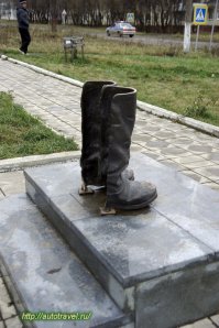 В пос. Звездный Пермского края есть памятник "Солдатские сапоги". Можно подойти с тылу к сапожищам и сфотаться, как будто в них стоишь.