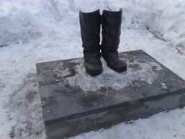 В пос. Звездный Пермского края есть памятник "Солдатские сапоги". Можно подойти с тылу к сапожищам и сфотаться, как будто в них стоишь.