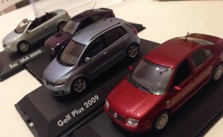 Именно! На днях продал модель Пассата по цене, которую придумал сам, т.к. не нашел ВООБЩЕ такую в продаже чтоб сориентировать цену!)))
На полочке стоят VW Bora и VW Corrado (на фото красный и фиолетовый), которые 4 года назад были куплены меньше чем за 1000руб. Сейчас минимальная цена на них уже 3-4, а что будет через лет 5-10?))))