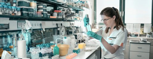 Химики.
Это люди, которые ежедневно имеют дело с опасными веществами, моют лабораторную посуду хлороформом и эфиром (и потом дышат этим).  Работая в государственном институте прикладной химии, часто при входе видел некрологи по умершим сотрудникам. Большинству из них не было и пятидесяти. Многие ученые посвятили химии всю свою жизнь и умерли от последствий воздействий радиоактивных веществ, от супругов Кюри до Д.В. Королькова (декана хим. факультета СПбГУ).
В армии был во взводе хим. защиты, большинство офицеров прошли Чернобыль, тоже, я думаю, не без последствий для здоровья.