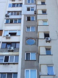 А где тут ляп? Тут жильцы выипнулись.
А может на заводе от окна отказались и его втюхали за пол-цены.