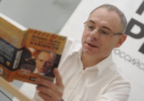 Если Прокопенки каждый день с экранов зомбоящика внушают - купи мою книгу, многие пойдут и купят. Это в подкорку внедряется. Создается спрос, фото из магазина как свидетельство. Книжные компании не будут производить эти "книги" и продавать, если не уверены что не смогут их продать.