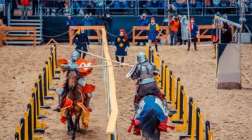 Какое-то месиво и картинки ужасные. Вон с турнира Святого Георгия нельзя было взять? А так благородство рыцарей сильно преувеличено, это как современные пилоты - да здоровенные ребята в дорогущей сбруе, очень романтизированные, а так люди как люди.