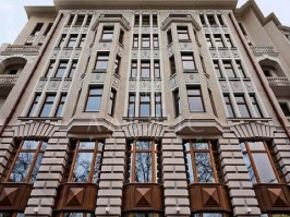 Контраст в Москве откровенно слабо показан. 
Гаражи на фоне бизнес-центра, в чем тут контраст?
Я бы так показала контраст в Москве: например, Пречистенка и Капотня