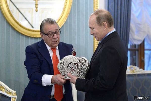 Когда Хазанов подарил Путину корону это был весьма смелый троллинг.
Корона из рук шута - шутовской колпак, как бы он не выглядел.