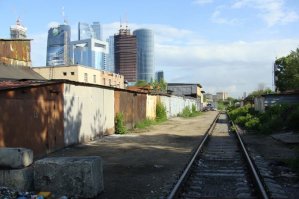 Последние фото это где такое в Москве?
Разве гаражи считаются трущобами?