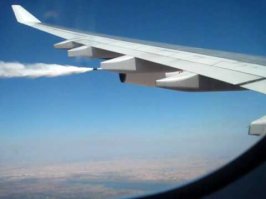 Сброс топлива есть как опция на самолётах. Можно заказать. Но делается это для случаев, когда нужно немедленно сесть, а масса не позволяет. Обычно ставят на тяжелые дальнобои или грузовики. Гуглите fuel jettison, просвещайтесь.