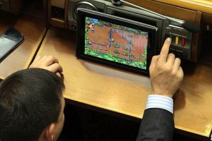 А депутаты чем лучше?их ежемесячная зарплата превышает годовую зарплату некоторых наших граждан. Только кто то реально работает, и получает копейки,и с этих копеек оплачивает налоги,бензин, ЖКХ....