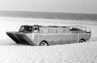 ЗИЛ-135П — плавающая платформа, вездеход, десантно-транспортная амфибия. Фактически катер для переброски грузов между кораблями и берегом. Вездеход широко эксплуатировался в Заполярье, Балтийском и Баренцевом морях. Выдерживает пятибалльный шторм и может штурмовать тонкие льды.
Гп 10000 кг
Скорость на воде 18-20 км\ч.