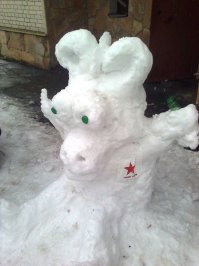 Мы обычно не лепим снеговиков на работе, но этого слепили.