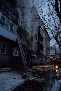 Два брата 1968 и 1969 года рождения закрылись в двухкомнатной квартире и начали кидаться зажигательной смесью на улицу. На место происшествия прибыли пожарные, полиция, сотрудники МЧС.

Несколько часов пожарные тушили возгорание в квартире, а полицейские пытались вызволить мужчин. Двое сопротивлялись как могли. В итоге один из них скончался, второй находится в больнице. Известно, что с мужчинами проживала мать, но её местонахождение до сих пор неизвестно. Соседи уже несколько месяцев не видели и не слышали её.

Стоит отметить, что Михайловы (семья о которой идет речь) очень странные. Уже долгое время они сидят дома и не выходят на улицу. Братья Михайловы держали в страхе всю улицу. они постоянно угрожали соседям, что подожгут или взорвут дом. граждане неоднократно обращались в полицию, но результата не было никакого. Увы, вчера угрозы переросли в действия.

iluki.ru