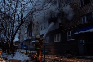 Два брата 1968 и 1969 года рождения закрылись в двухкомнатной квартире и начали кидаться зажигательной смесью на улицу. На место происшествия прибыли пожарные, полиция, сотрудники МЧС.

Несколько часов пожарные тушили возгорание в квартире, а полицейские пытались вызволить мужчин. Двое сопротивлялись как могли. В итоге один из них скончался, второй находится в больнице. Известно, что с мужчинами проживала мать, но её местонахождение до сих пор неизвестно. Соседи уже несколько месяцев не видели и не слышали её.

Стоит отметить, что Михайловы (семья о которой идет речь) очень странные. Уже долгое время они сидят дома и не выходят на улицу. Братья Михайловы держали в страхе всю улицу. они постоянно угрожали соседям, что подожгут или взорвут дом. граждане неоднократно обращались в полицию, но результата не было никакого. Увы, вчера угрозы переросли в действия.

iluki.ru