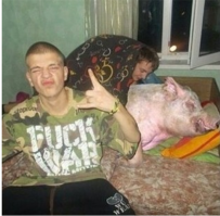 Посмотрел фотки, посмотрел еще раз. Все более-менее, так себе. Но вот эту фотку, если честно, непонял,чо на ней воще происходит?!