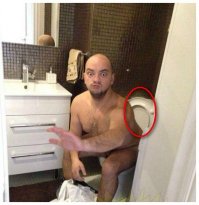 Мы бы почти поверили, если бы не поднятый стульчак... Рома, не холодно на фаянсе-то сидеть? ))