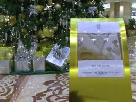 Отель Emirates Palace в Абу-Даби установил самую дорогую рождественскую елку в мире. Елочные игрушки инкрустированы драгоценными камнями и украшают ель наряду с более традиционными безделушками и праздничными огнями. На ветвях дерева - браслеты, ожерелья и часы с бриллиантами, жемчугом, изумрудами, сапфирами и другими драгоценными камнями.
Стоимость дерева со всеми украшениями составляет более $11 миллионов!Высота дерева - 13 метров.Елка установлена в лобби отеля, декорированном золотом.Рождественское дерево Emirates Palace будет претендовать на попадание в "Книгу рекордов Гиннеса" как самое дорогое в мире. Отель Emirates Palace устанавливает свое дерево каждый год, но в этом году было решено сделать что-то особенное. На вопрос о том, какие меры безопасности были приняты для сохранения всех украшений дерева, руководство отеля отвечает, что ель стала "хорошим доказательством того, что Абу-Даби безопасное место".
Источник: