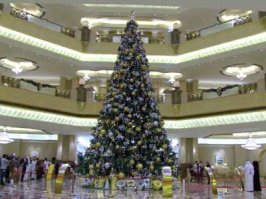 Отель Emirates Palace в Абу-Даби установил самую дорогую рождественскую елку в мире. Елочные игрушки инкрустированы драгоценными камнями и украшают ель наряду с более традиционными безделушками и праздничными огнями. На ветвях дерева - браслеты, ожерелья и часы с бриллиантами, жемчугом, изумрудами, сапфирами и другими драгоценными камнями.
Стоимость дерева со всеми украшениями составляет более $11 миллионов!Высота дерева - 13 метров.Елка установлена в лобби отеля, декорированном золотом.Рождественское дерево Emirates Palace будет претендовать на попадание в "Книгу рекордов Гиннеса" как самое дорогое в мире. Отель Emirates Palace устанавливает свое дерево каждый год, но в этом году было решено сделать что-то особенное. На вопрос о том, какие меры безопасности были приняты для сохранения всех украшений дерева, руководство отеля отвечает, что ель стала "хорошим доказательством того, что Абу-Даби безопасное место".
Источник: