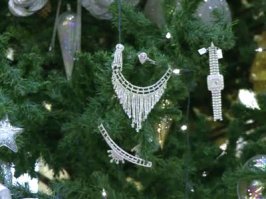 Отель Emirates Palace в Абу-Даби установил самую дорогую рождественскую елку в мире. Елочные игрушки инкрустированы драгоценными камнями и украшают ель наряду с более традиционными безделушками и праздничными огнями. На ветвях дерева - браслеты, ожерелья и часы с бриллиантами, жемчугом, изумрудами, сапфирами и другими драгоценными камнями.
Стоимость дерева со всеми украшениями составляет более $11 миллионов!Высота дерева - 13 метров.Елка установлена в лобби отеля, декорированном золотом.Рождественское дерево Emirates Palace будет претендовать на попадание в "Книгу рекордов Гиннеса" как самое дорогое в мире. Отель Emirates Palace устанавливает свое дерево каждый год, но в этом году было решено сделать что-то особенное. На вопрос о том, какие меры безопасности были приняты для сохранения всех украшений дерева, руководство отеля отвечает, что ель стала "хорошим доказательством того, что Абу-Даби безопасное место".
Источник: