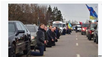 жёлто-синяя тряпка - на колени и два раза "сало уронили"