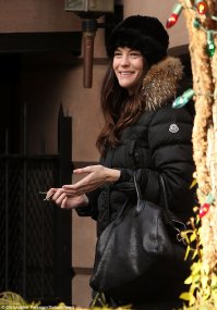 Лив Тайлер - 13 декабря - в День слушаний, здоровается и Слушает Соседей !