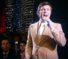 Как безмерно оно - притяженье Земли,
Притяженье полей и печальных ракит,
Всех дорог, по которым мы в детстве прошли,
И дорог, по которым пройти предстоит.

Припев:

Там горы высокие,
Там степи бескрайние,
Там ветры летят, по проселкам пыля.
Мы - дети Галактики,
Но самое главное, -
Мы дети твои, дорогая Земля !

Притяженье Земли, притяженье садов,
И закатов, и сосен в пушистом снегу,
Небольших деревень и больших городов,
И ночного костра на пустом берегу.

Не изменится этот порядок вещей,
И настигнет меня, и припомнится мне
Притяженье Земли, притяженье друзей,
Притяженье любимой в далеком окне.

Припев