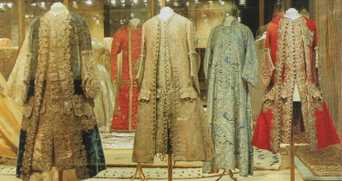 В ту пору существовала особая мода пить по утрам кофе в шлафроке.
Здесь же представлены парадные мужские камзолы, сшитые для Петра II.  Франция, где шили эти наряды, формировала эталон мужской моды для всей Европы. Мода на подобные камзолы продержалась почти 100 лет до конца XVIII столетия. Мужские камзолы шили из ярких тканей, своим цветом они даже соперничали с дамскими платьями.