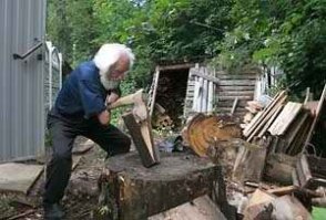 Житель села Рождествено Ленинградской области - художник Леонид Птицын. В 1944 году обезвреживал неразорвавшиеся мины и снаряды в окрестных полях. На его счету было семьдесят смертоносных находок. Семьдесят первая, по всей видимости, оказалась миной-ловушкой. Леонид получил тяжёлые травмы, лишился обеих рук. Несмотря на трудности, вернулся к любимому делу.
Его картины находятся в музеях России, США, Японии, Франции, Китая. Награждён множеством медалей и дипломов. Его персональная выставка открыта на первом этаже музея-усадьбы Набокова в селе Рождествено.