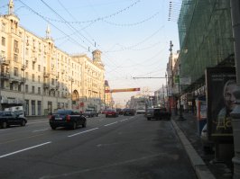 Вот тоже самое и Вам советую:) - машины стояли на Тверской всегда стояли под углом к тротуару в один ряд и пробок из-за них никогда там не было.
Вот Тверская, 2009 год, 7-40 утра...