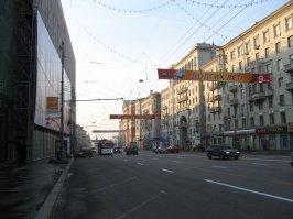 Вот тоже самое и Вам советую:) - машины стояли на Тверской всегда стояли под углом к тротуару в один ряд и пробок из-за них никогда там не было.
Вот Тверская, 2009 год, 7-40 утра...
