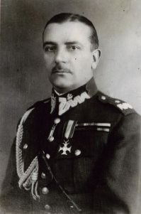 Даже среди поляков есть русские:
Константин Карлович Плисовский - командующий обороной Брестской крепости. (Окончил Одесский кадетский корпус в 1908 и Николаевское кавалерийское училище в 1910. Служил в 12-м гусарском Ахтырском генерала Дениса Давыдова, Ея Императорского Высочества Великой Княгини Ольги Александровны полку, штабс-ротмистр, участник Первой мировой войны. После того, как Польша в 1918 году восстановила свою независимость, вступил в польскую армию. )
  "...14 сентября части 10-й немецкой танковой дивизии XIX армейского корпуса генерала Г. Гудериана вышли на линию фортов вокруг города. В этот же день немецкая артиллерия начала обстрел крепости. К вечеру передовые подразделения германских войск заняли часть города, но наступление на крепость было отбито подразделениями гарнизона крепости численностью 2-2,5 тысячи человек. Противник имел превосходство в пехоте в 2 раза, танках — в 4 раза, артиллерии — в 6 раз. 15 сентября артобстрел крепости продолжался в течение всего дня. 16 сентября начался штурм крепости, который вновь был отбит. Многие участники обороны были убиты и ранены, в числе последних оказался и её командир. Всего обороняющимися было отбито 7 атак немецкой пехоты с танками, поддерживаемых огнём артиллерии и бомбовыми ударами. В условиях нехватки боеприпасов и продовольствия, значительных потерь гарнизона генерал Плисовский приказал подчинённым ему подразделениям с наступлением темноты 16 сентября оставить крепость, в которую утром следующего дня вошли немецкие части..."
После ухода из Брестской крепости вместе с подчинёнными ему подразделениями присоединился к войскам под командованием генерала Франтишека Клэберга. Исполнял обязанности заместителя командующего кавалерийской оперативной группой генерала Владислава Андерса. 24-28 сентября командовал Новогрудской кавалерийской бригадой, которая пыталась прорваться в Венгрию, противостоя как немецким, так и советским войскам. 28 сентября, будучи раненым, был взят в плен советскими войсками, позднее отправлен в Старобельский лагерь (Ворошиловградская область). Расстрелян в здании харьковского управления НКВД в апреле 1940...